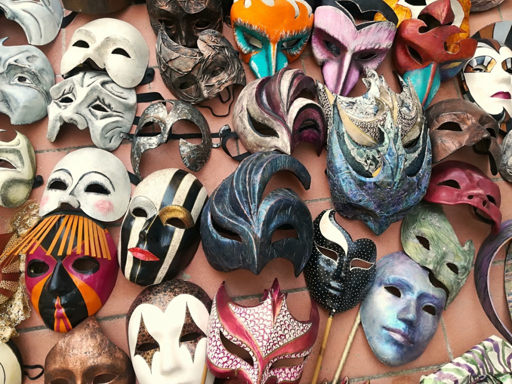 foto delle maschere create nel laboratorio teatrale d'almaviva