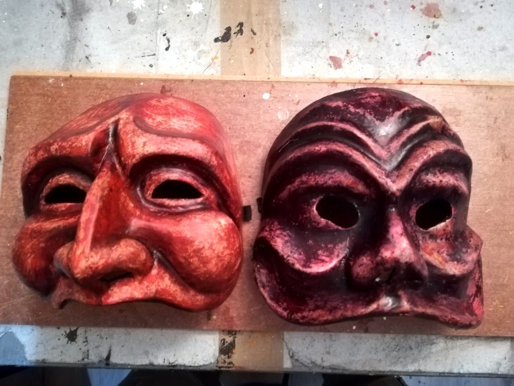 foto maschere pulcinella e arlecchino